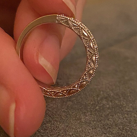 White gold diamond band - Picture 2 of 3